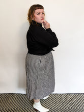 Load image into Gallery viewer, Vintage Black &amp; White Checked Skirt (Size 18)
