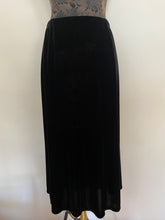 Load image into Gallery viewer, Vintage Black Velvet Skirt - Size 16/18
